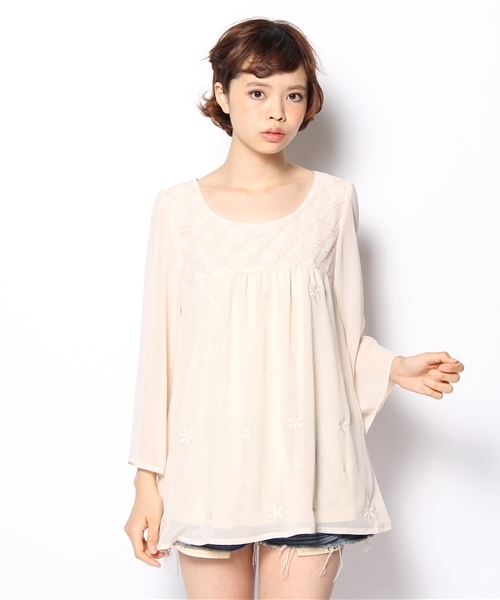 MAJESTIC LEGON(マジェスティックレゴン)の「チュール×刺繍TUN(シャツ/ブラウス・レディース・ネイビー/ラベンダー/ピンク/アイボリー・FREE)」の11枚目の写真