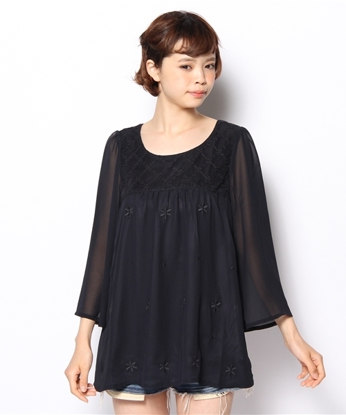 MAJESTIC LEGON(マジェスティックレゴン)の「チュール×刺繍TUN(シャツ/ブラウス・レディース・ネイビー/ラベンダー/ピンク/アイボリー・FREE)」の13枚目の写真