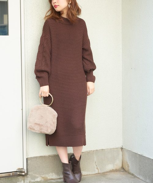 natural couture(ナチュラルクチュール)の「ワッフル編み袖ケーブルニットワンピース(ワンピース・レディース・ブラック/ブラウン/アイボリー/グレイッシュベージュ/ミント・FREE)」の3枚目の写真