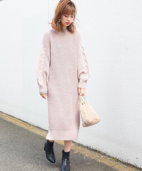 natural couture(ナチュラルクチュール)の「ワッフル編み袖ケーブルニットワンピース(ワンピース・レディース・ブラック/ブラウン/アイボリー/グレイッシュベージュ/ミント・FREE)」の4枚目の写真