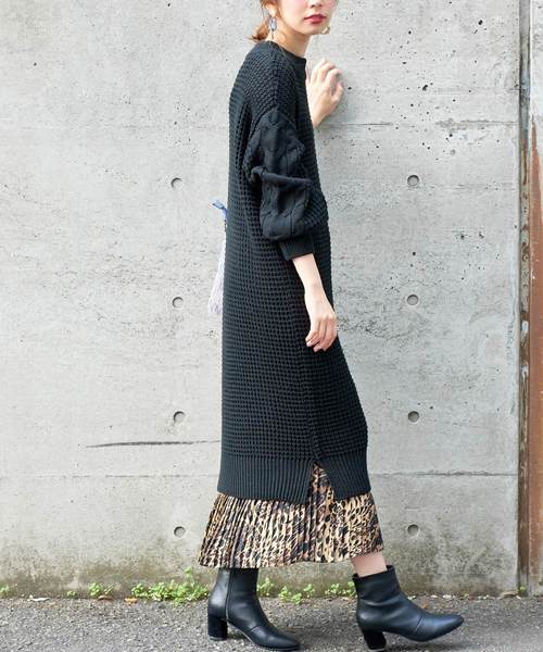 natural couture(ナチュラルクチュール)の「ワッフル編み袖ケーブルニットワンピース(ワンピース・レディース・ブラック/ブラウン/アイボリー/グレイッシュベージュ/ミント・FREE)」の2枚目の写真