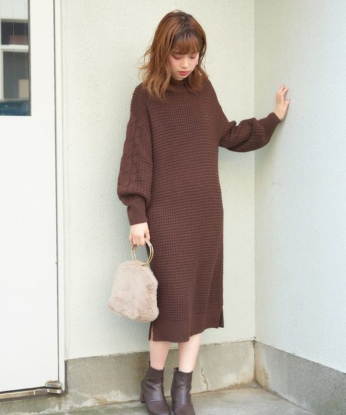 natural couture(ナチュラルクチュール)の「ワッフル編み袖ケーブルニットワンピース(ワンピース・レディース・ブラック/ブラウン/アイボリー/グレイッシュベージュ/ミント・FREE)」の6枚目の写真