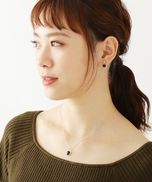 COCOSHNIK(ココシュニック)の「カラーストーン(オニキス)ダブルローズカット スタッドピアス(ピアス(両耳用)・レディース・こしょう色系7・00)」の8枚目の写真