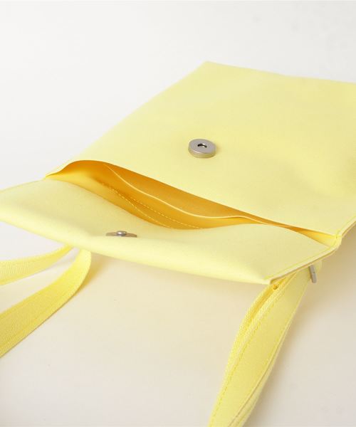 MAISON mou（メゾンムー）の「【amplee/アンプル】kitta shoulder bag（ショルダーバッグ・レディース・ブラック/ネイビー/ピンク/イエロー/グリーン系その他・FREE）」の8枚目の写真