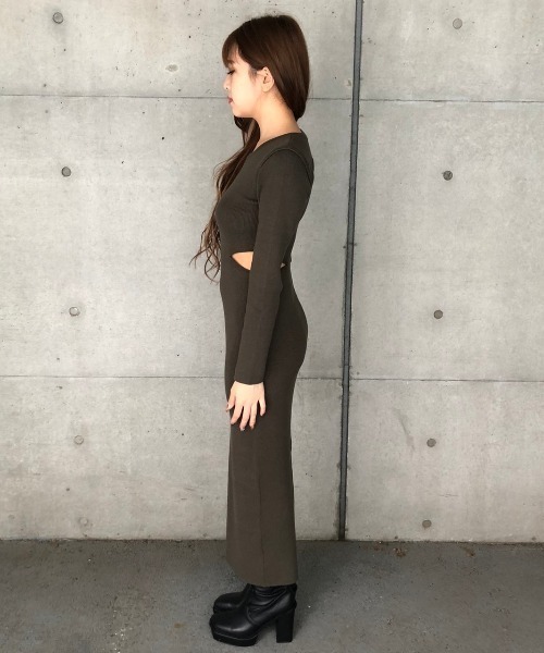 ENVYM(アンビー)の「レイヤードカッテイングKNIT OP(ワンピース・レディース・カーキ/ブラック・FREE)」の4枚目の写真