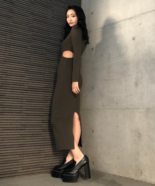 ENVYM(アンビー)の「レイヤードカッテイングKNIT OP(ワンピース・レディース・カーキ/ブラック・FREE)」の19枚目の写真
