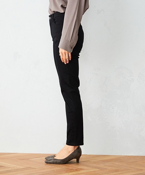 COMME CA ISM（コムサイズム）の「〈ストレッチ〉 カラーデニム スリムパンツ（デニムパンツ・レディース・ブラック/ダークブラウン・SMALL/MEDIUM/LARGE/X-LARGE）」の5枚目の写真