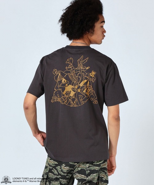 Alpha Industries(アルファインダストリーズ)の「LOONEY TUNES バックプリント Tシャツ キャラクター/タズマニアン・デビル/ワイリー・コヨーテ(Tシャツ/カットソー・メンズ・ベージュ系その他/ブラック系その他2/グレー系その他2/ブラック系その他/ホワイト系その他3/ブラック系その他3/ベージュ系その他3/ホワイト系その他/ホワイト系その他2・LARGE/MEDIUM/X-LARGE)」の5枚目の写真