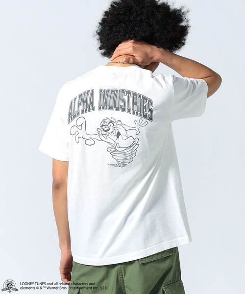 Alpha Industries(アルファインダストリーズ)の「LOONEY TUNES バックプリント Tシャツ キャラクター/タズマニアン・デビル/ワイリー・コヨーテ(Tシャツ/カットソー・メンズ・ベージュ系その他/ブラック系その他2/グレー系その他2/ブラック系その他/ホワイト系その他3/ブラック系その他3/ベージュ系その他3/ホワイト系その他/ホワイト系その他2・LARGE/MEDIUM/X-LARGE)」の3枚目の写真