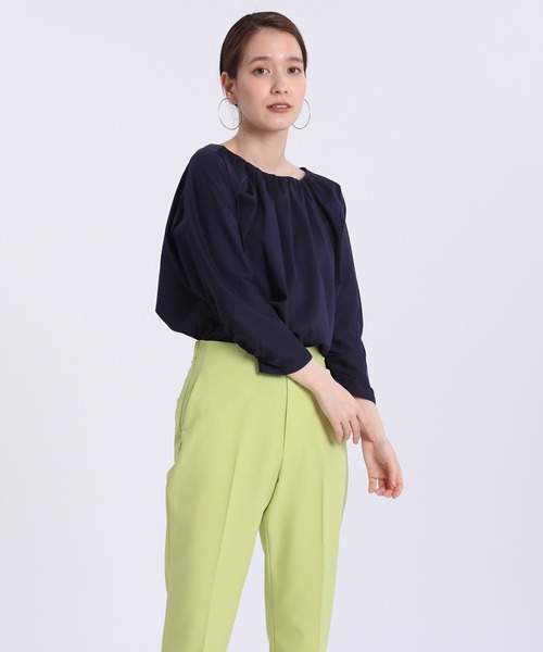 INED（イネド）の「ギャザーネックカットソー《接触冷感》（Tシャツ/カットソー・レディース・ネイビー/オフホワイト/ターコイズブルー/モカ・9号）」の4枚目の写真