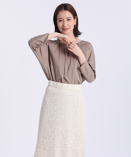 INED（イネド）の「ギャザーネックカットソー《接触冷感》（Tシャツ/カットソー・レディース・ネイビー/オフホワイト/ターコイズブルー/モカ・9号）」の3枚目の写真