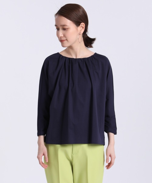 INED（イネド）の「ギャザーネックカットソー《接触冷感》（Tシャツ/カットソー・レディース・ネイビー/オフホワイト/ターコイズブルー/モカ・9号）」の5枚目の写真