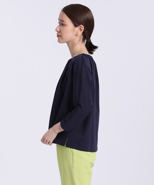 INED（イネド）の「ギャザーネックカットソー《接触冷感》（Tシャツ/カットソー・レディース・ネイビー/オフホワイト/ターコイズブルー/モカ・9号）」の6枚目の写真