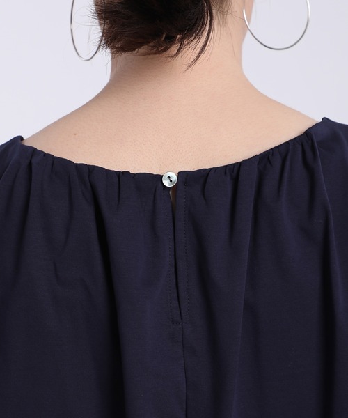 INED（イネド）の「ギャザーネックカットソー《接触冷感》（Tシャツ/カットソー・レディース・ネイビー/オフホワイト/ターコイズブルー/モカ・9号）」の8枚目の写真