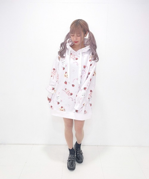 Honey Cinnamon ハニー総柄裏起毛パーカー Honey Cinnamon（ハニーシナモン）の「ハニー総柄裏起毛パーカー