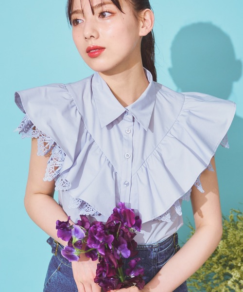 NOELA(ノエラ)の「フリル切替シャツ(シャツ/ブラウス・レディース・ブラック/オフホワイト/サックスブルー・フリー)」の3枚目の写真