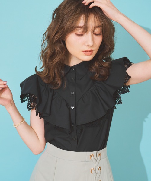 NOELA(ノエラ)の「フリル切替シャツ(シャツ/ブラウス・レディース・ブラック/オフホワイト/サックスブルー・フリー)」の2枚目の写真