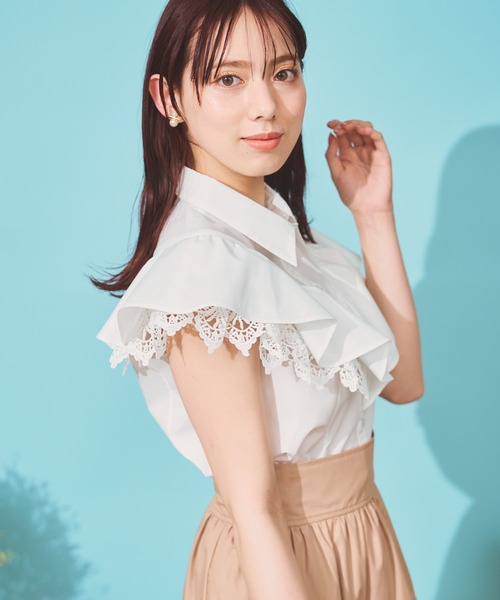 NOELA(ノエラ)の「フリル切替シャツ(シャツ/ブラウス・レディース・ブラック/オフホワイト/サックスブルー・フリー)」の4枚目の写真