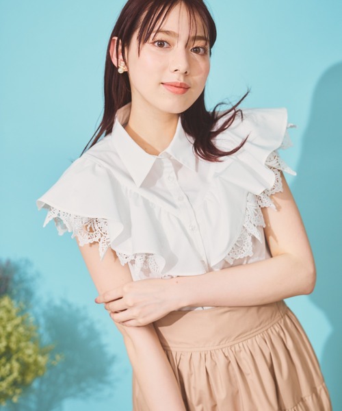 NOELA(ノエラ)の「フリル切替シャツ(シャツ/ブラウス・レディース・ブラック/オフホワイト/サックスブルー・フリー)」の5枚目の写真