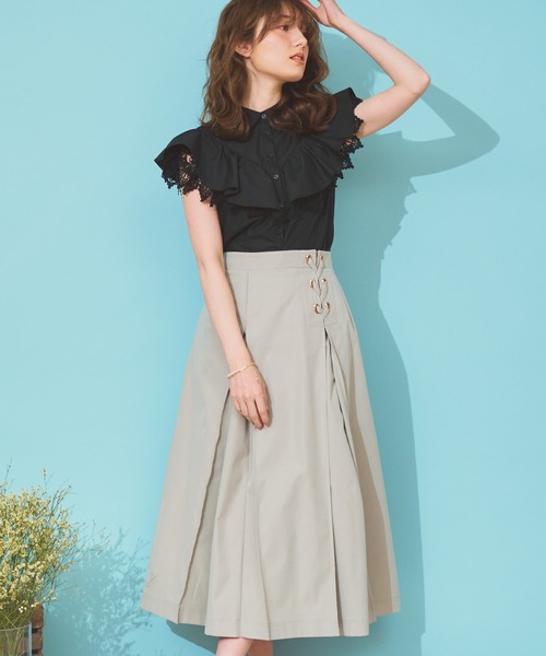 NOELA(ノエラ)の「フリル切替シャツ(シャツ/ブラウス・レディース・ブラック/オフホワイト/サックスブルー・フリー)」の17枚目の写真