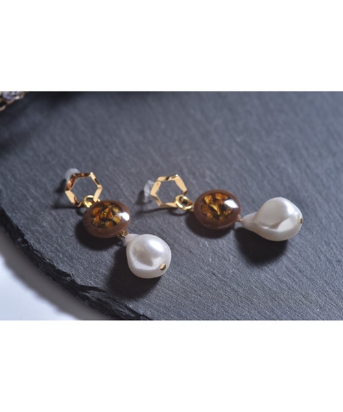 tone(トーン)の「【Astyle】ドロップパール×アンティークボタンステンレスピアス(MA)(ピアス(両耳用)・レディース・ゴールド・FREE)」の3枚目の写真
