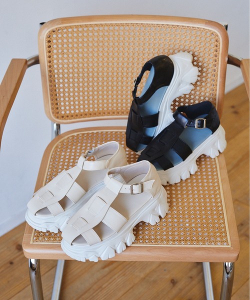 idem(イデム)の「platform gurkha sandals/プラットフォームグルカサンダル(サンダル・レディース・ブラック/アイボリー・SMALL/MEDIUM/LARGE)」の21枚目の写真
