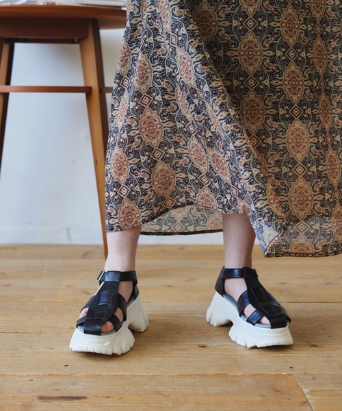 idem(イデム)の「platform gurkha sandals/プラットフォームグルカサンダル(サンダル・レディース・ブラック/アイボリー・SMALL/MEDIUM/LARGE)」の12枚目の写真