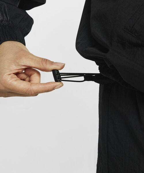 NIKE（ナイキ）の「ナイキ スポーツウェア ウィメンズ ウーブン ジャケット / Nike Sportswear Women's Woven Jacket（ナイロンジャケット・レディース・ブラック/ホワイト・L/2XL/S/M/XS/XL）」の6枚目の写真