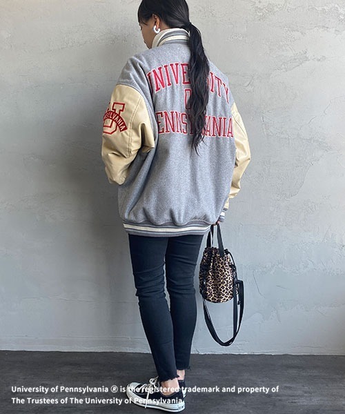 JEANS FACTORY （ジーンズファクトリー）の「【FINEBOYS 2月号掲載】[Jeans Factory Clothes/ジーンズファクトリークローズ] PENNSYLVANIA カレッジロゴワッペンスタジャン（スタジャン・レディース・グレー/ワイン・S/L/M）」の2枚目の写真