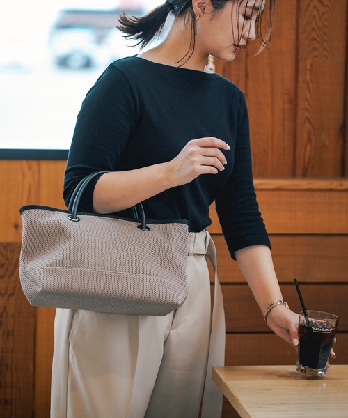 EDITA.（エディータ）の「EDITA/エディータ トートバッグ 通勤バッグ 仕切り付き 底面ICカードポケット付き ストローラー メッシュ 洗える 軽量 ベビーカーに取り付けられる マザーズバッグ（ハンドバッグ・レディース・ホワイト/チャコールグレー/ダークグリーン・FREE）」の2枚目の写真