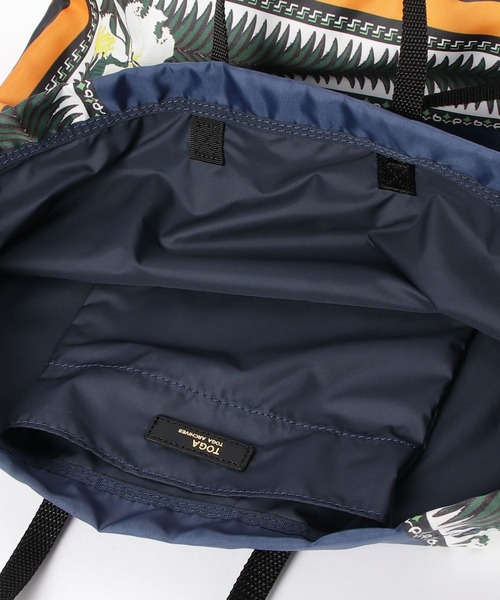 TOGA VIRILIS(トーガ ビリリース)の「TOGA Print tote bag トーガ トートバッグ(トートバッグ・メンズ・ネイビー/レッド・FREE)」の3枚目の写真