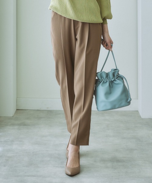 nissen（ニッセン）の「【とろみ素材】すっきりタックテーパードパンツ（スラックス・レディース・マスタード/ブラック/モカ/アイボリー/サックスブルー/ライトグリーン系/アッシュブラウン・M/LL/L/S）」の3枚目の写真