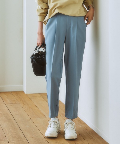 nissen（ニッセン）の「【とろみ素材】すっきりタックテーパードパンツ（スラックス・レディース・マスタード/ブラック/モカ/アイボリー/サックスブルー/ライトグリーン系/アッシュブラウン・M/LL/L/S）」の6枚目の写真