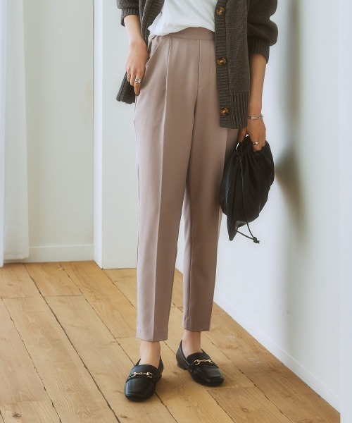 nissen（ニッセン）の「【とろみ素材】すっきりタックテーパードパンツ（スラックス・レディース・マスタード/ブラック/モカ/アイボリー/サックスブルー/ライトグリーン系/アッシュブラウン・M/LL/L/S）」の4枚目の写真