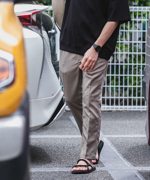 ITEMS URBANRESEARCH（アイテムズ アーバンリサーチ）の「ポリツイル テーパードパンツ（スラックス・メンズ・チャコールグレー/ベージュ/ネイビー・MEDIUM/LARGE）」の3枚目の写真