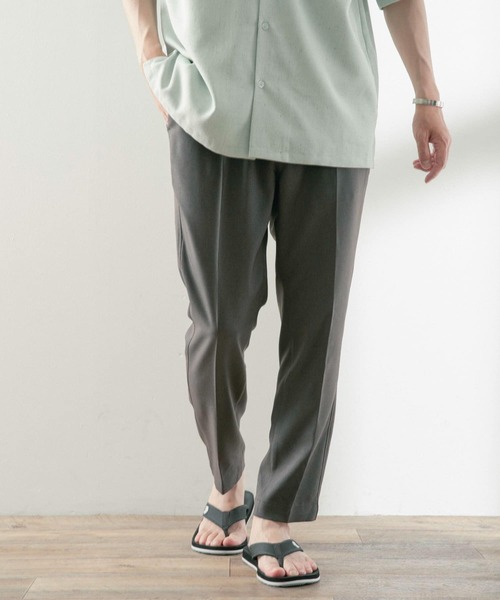 ITEMS URBANRESEARCH（アイテムズ アーバンリサーチ）の「ポリツイル テーパードパンツ（スラックス・メンズ・チャコールグレー/ベージュ/ネイビー・MEDIUM/LARGE）」の2枚目の写真