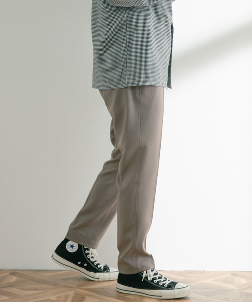 ITEMS URBANRESEARCH（アイテムズ アーバンリサーチ）の「ポリツイル テーパードパンツ（スラックス・メンズ・チャコールグレー/ベージュ/ネイビー・MEDIUM/LARGE）」の17枚目の写真