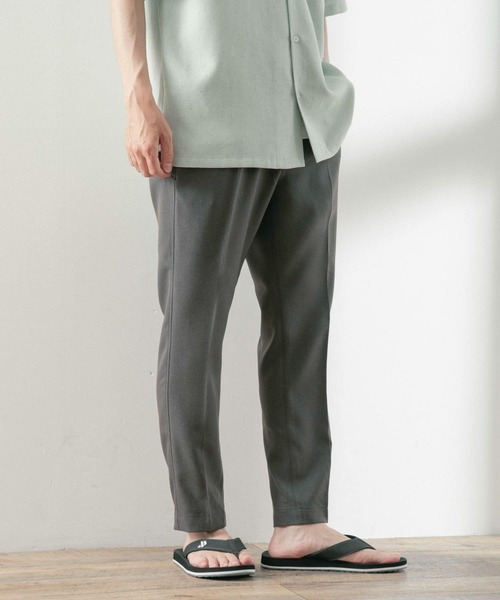 ITEMS URBANRESEARCH（アイテムズ アーバンリサーチ）の「ポリツイル テーパードパンツ（スラックス・メンズ・チャコールグレー/ベージュ/ネイビー・MEDIUM/LARGE）」の21枚目の写真