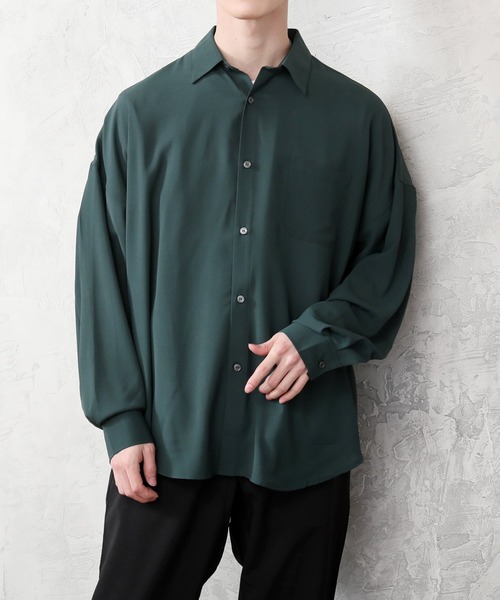 TopIsm（トップイズム）の「オーバーサイズ ドロップショルダー とろみドレープシャツ（シャツ/ブラウス・メンズ・グレイッシュブルー/ホワイト/ダークグリーン/ブラック・M/LL/L）」の3枚目の写真