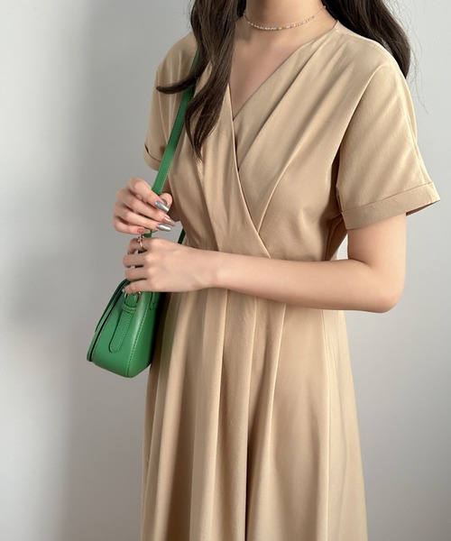 ECLIN(エクラン)の「ウエストタックカシュクールワンピース(ワンピース・レディース・ブラウン/ブラック/グリーン/ベージュ/ブルーグレー/ネイビー・M/L)」の4枚目の写真