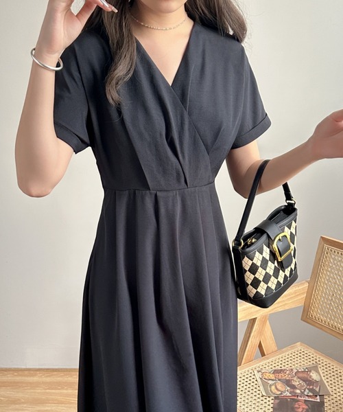 ECLIN(エクラン)の「ウエストタックカシュクールワンピース(ワンピース・レディース・ブラウン/ブラック/グリーン/ベージュ/ブルーグレー/ネイビー・M/L)」の21枚目の写真