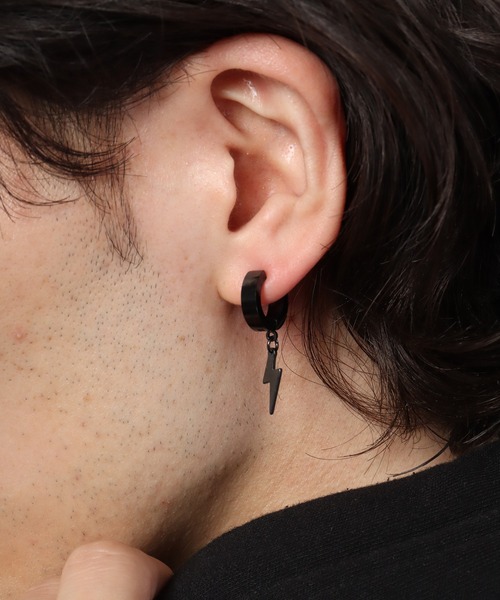 FUNALIVE（ファンアライブ）の「JON ステンレスデザインイヤーカフ 両耳２点セット（イヤーカフ・メンズ・ゴールド/シルバー系その他/ゴールド系その他/シルバー/シルバー系その他2/ブラック系その他/ブラック/ゴールド系その他2/ブラック系その他2・FREE）」の3枚目の写真