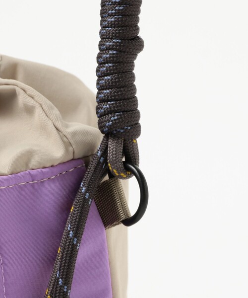 Ray BEAMS(レイビームス)の「CONTROL FREAK / ナイロン ハンディ ショルダー バッグ(ショルダーバッグ・レディース・グレー/ブラック・ONE SIZE)」の12枚目の写真