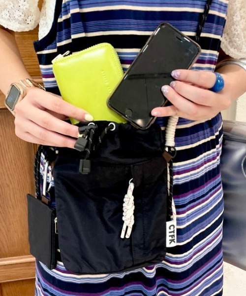 Ray BEAMS(レイビームス)の「CONTROL FREAK / ナイロン ハンディ ショルダー バッグ(ショルダーバッグ・レディース・グレー/ブラック・ONE SIZE)」の2枚目の写真