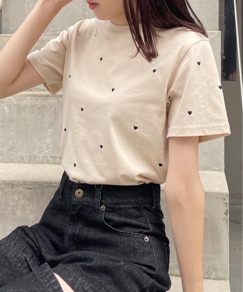 one way(ワンウェイ)の「ハートまみれ刺繍Tシャツ(Tシャツ/カットソー・レディース・ライトベージュ/ブラック/ホワイト/ダークベージュ/ベージュ・FREE)」の3枚目の写真