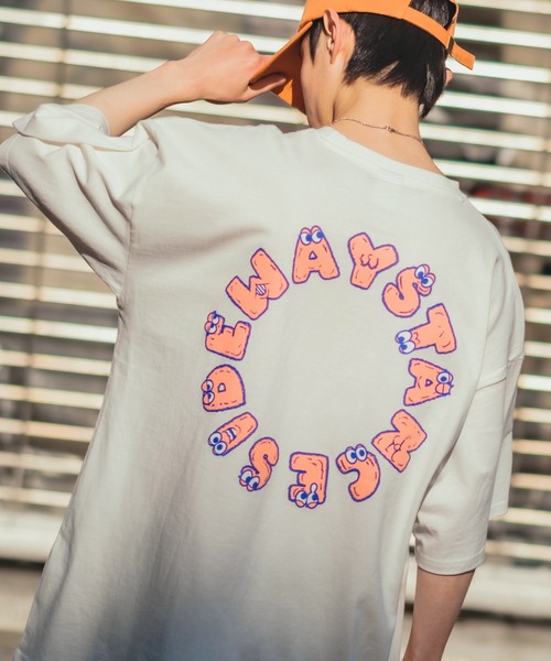 SIDEWAY STANCE（サイドウェイスタンス）の「【SIDEWAY STANCE】オリジナル グラフィック プリント スーパービッグ 半袖Tシャツ（Tシャツ/カットソー・メンズ・ホワイト系その他/ピンク/グリーン/ホワイト/イエロー/グリーン系その他/ブラック/グレー/ホワイト系その他2/グレー系その他/ピンク系その他/ホワイト系その他4/ブラック系その他/ホワイト系その他3/イエロー系その他・FREE）」の2枚目の写真