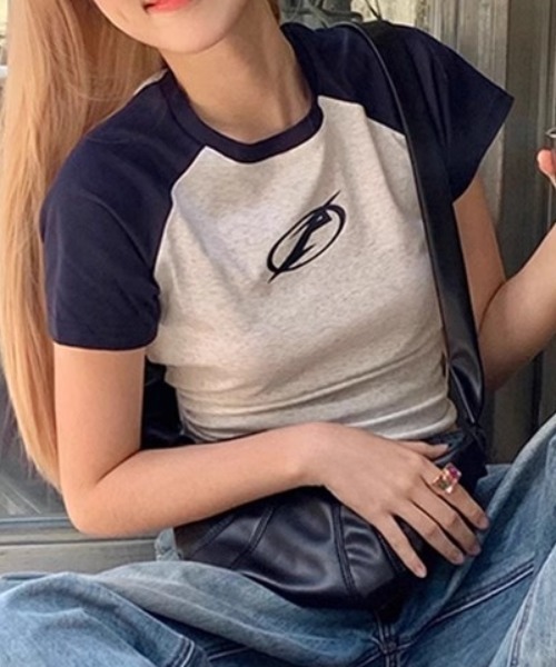 Vipoa（ヴィポア）の「Oval Logo raglan sleeve T-Shirt（Tシャツ/カットソー・レディース・ライトグレー・FREE）」の3枚目の写真