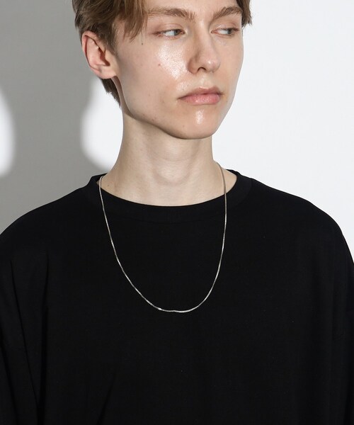 tk.TAKEO KIKUCHI(ティーケータケオキクチ)の「◆ネックレス付きクルーネックロンT(Tシャツ/カットソー・メンズ・オフホワイト/ブラック・02/03)」の7枚目の写真