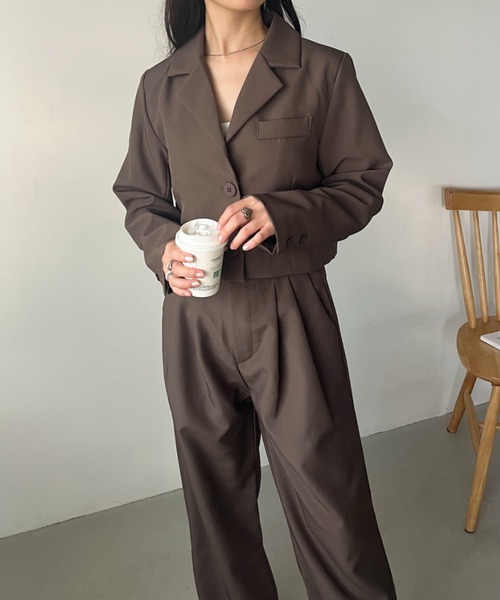 CLEA（クレア）の「【2点SET】ショート丈ジャケット+タックストレートパンツ セットアップ（セットアップ・レディース・アイボリー/ブラウン/ベージュ/ブラック・L/M）」の17枚目の写真