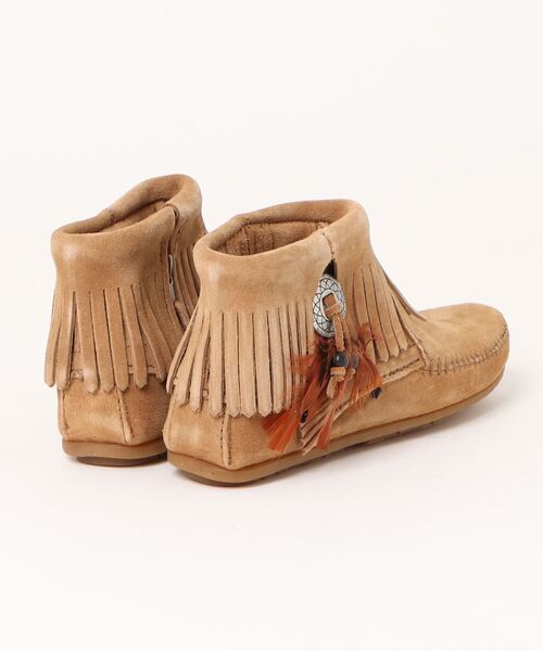 Minnetonka（ミネトンカ）の「【W】【it】【IW3】【ミネトンカ MINNETONKA】ブーティー サイドジップ ブーツ CONCHO FEATHER SIDE ZIP BOOT レディース（ブーツ・レディース・ブラック/ライトベージュ/ブラウン・US5.5/US6/US5）」の4枚目の写真